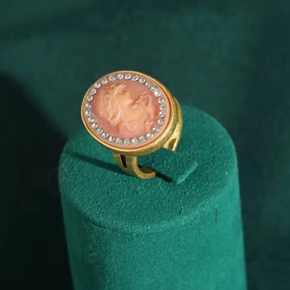 Vintage Aristocrat’s Cameo Antique Brass Masterpiece Ring - Picture 5 of 9